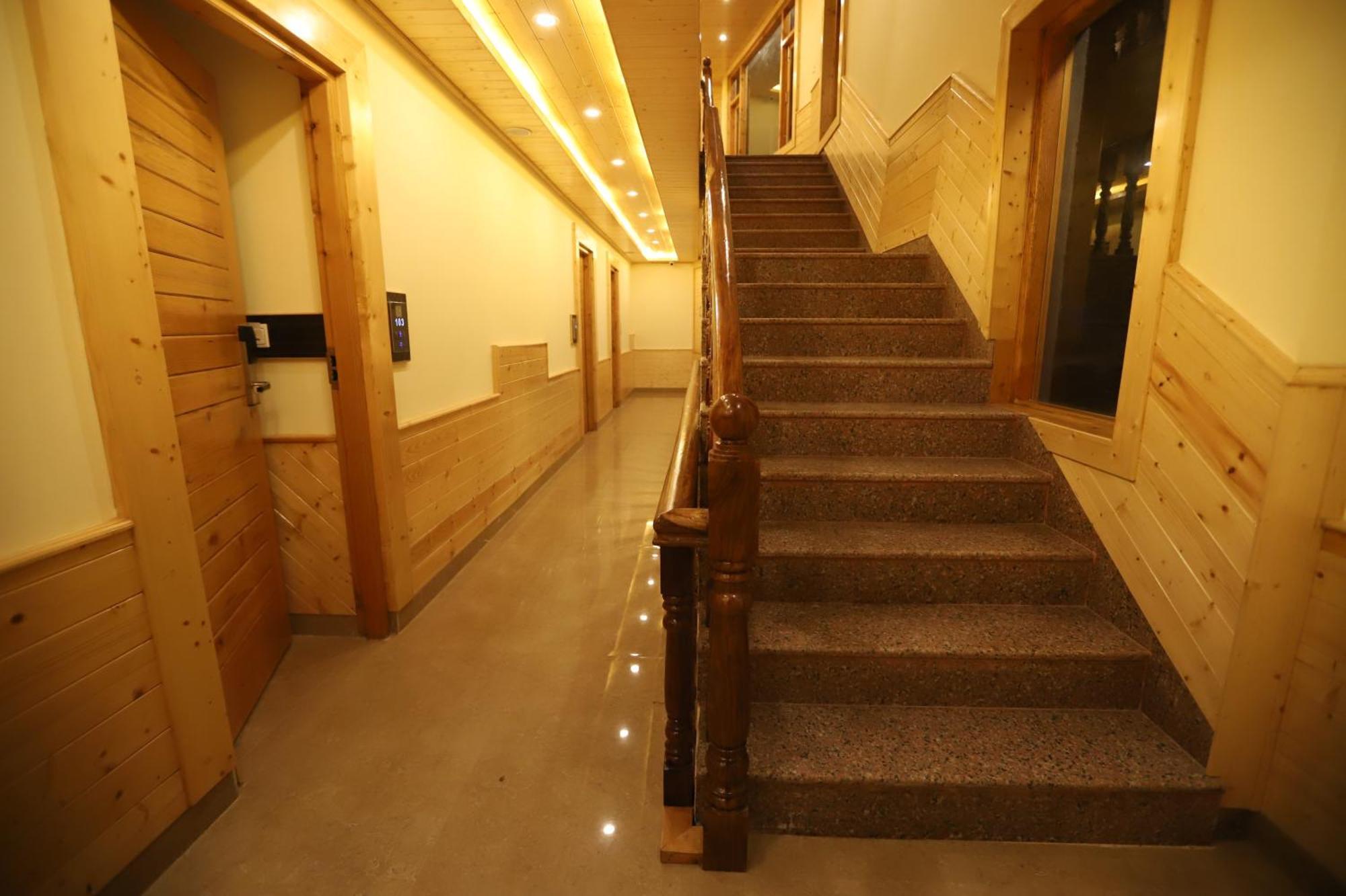 Hotel Calux Golden Woods 3*