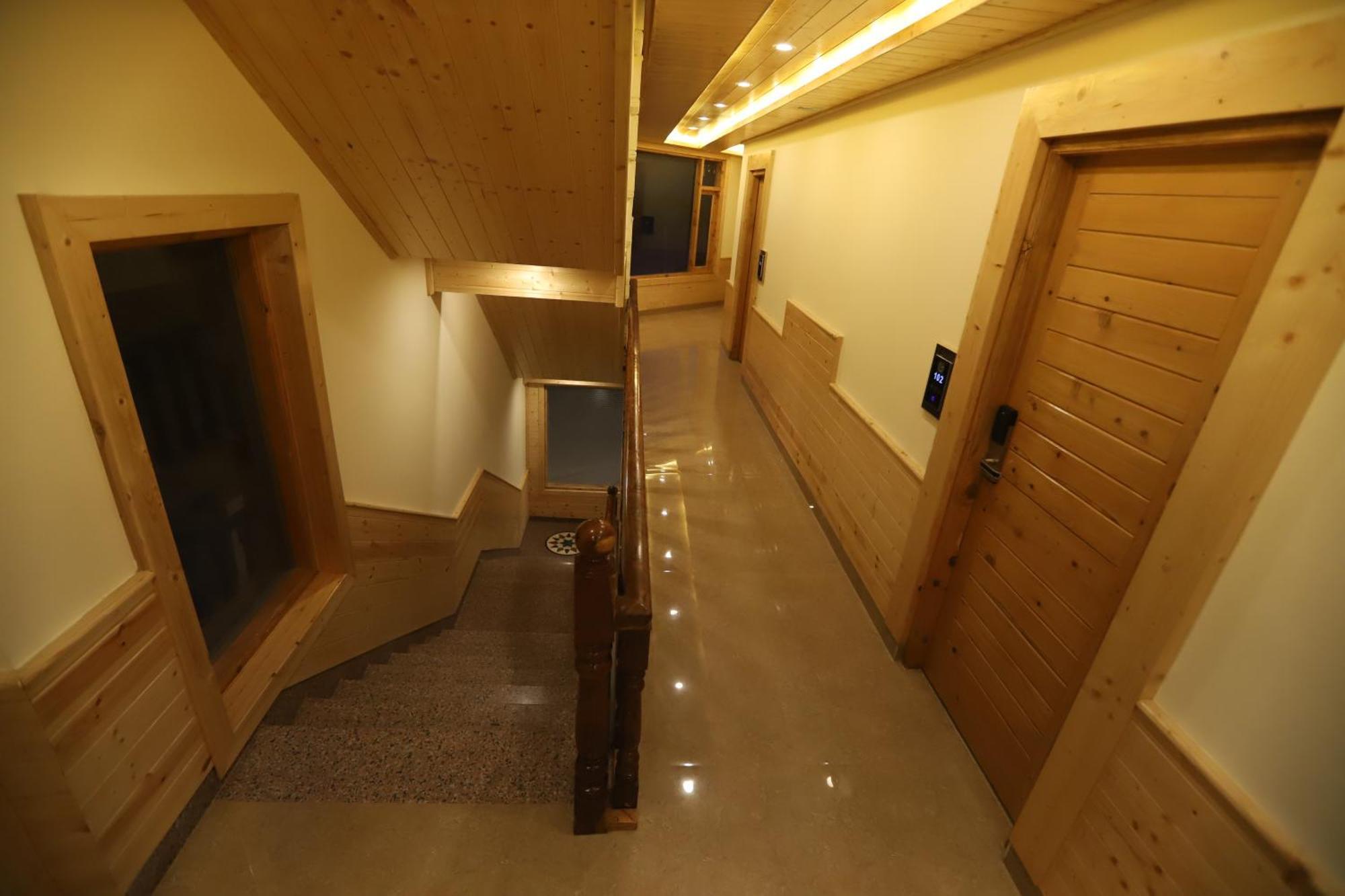 Hotel Calux Golden Woods Manali (Himachal Pradesh)