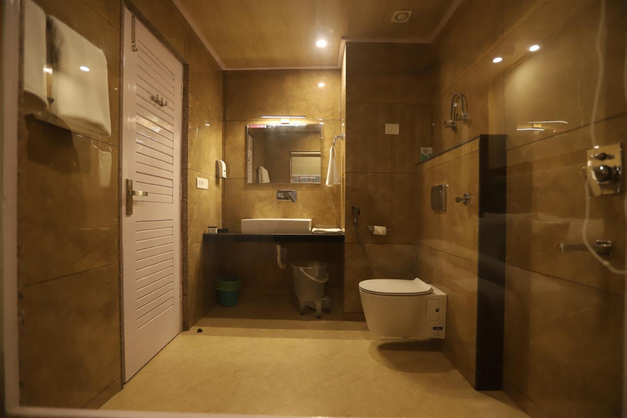 Calux Golden Woods Hotel
