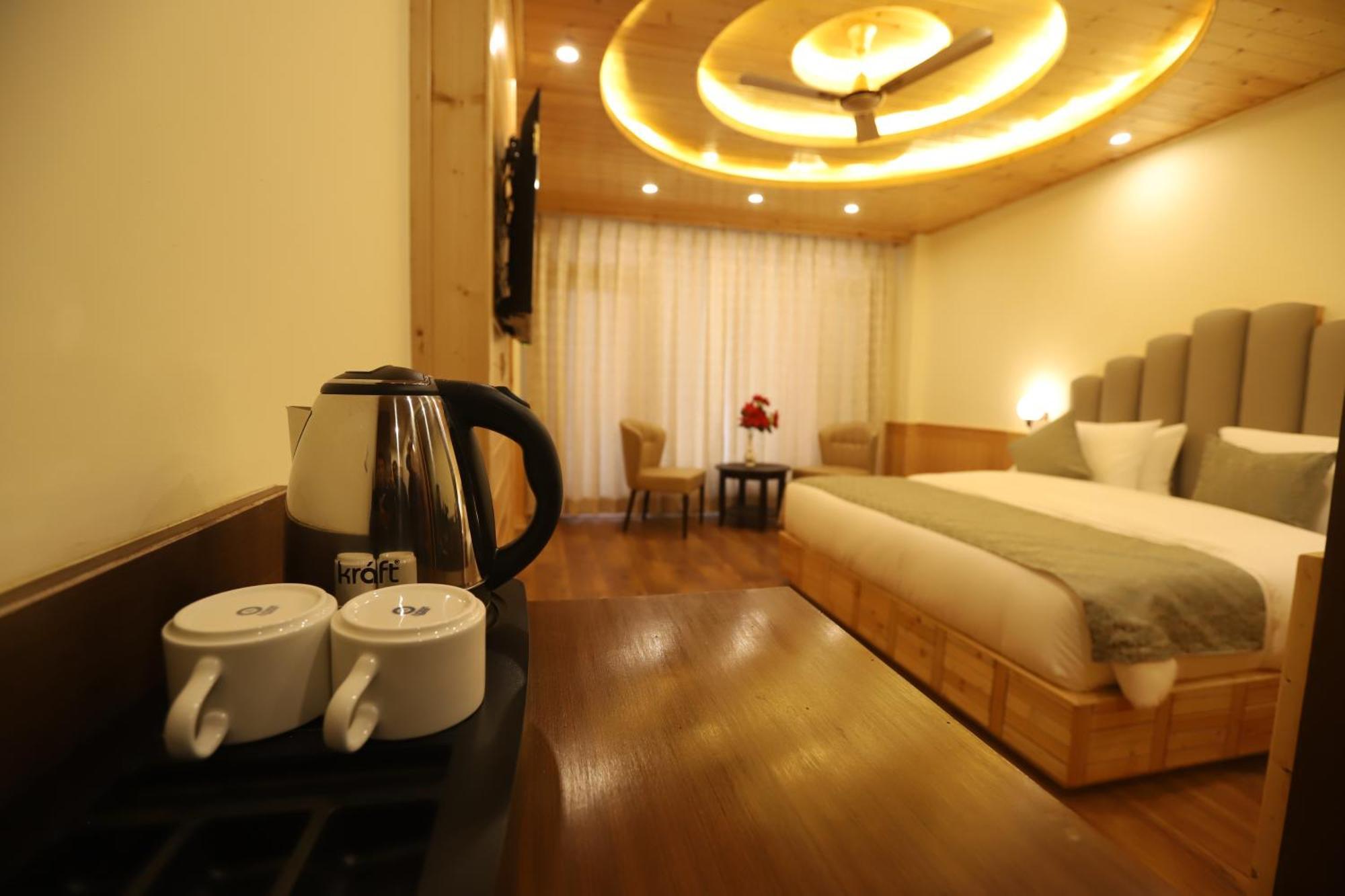 Calux Golden Woods Hotel Manali (Himachal Pradesh)