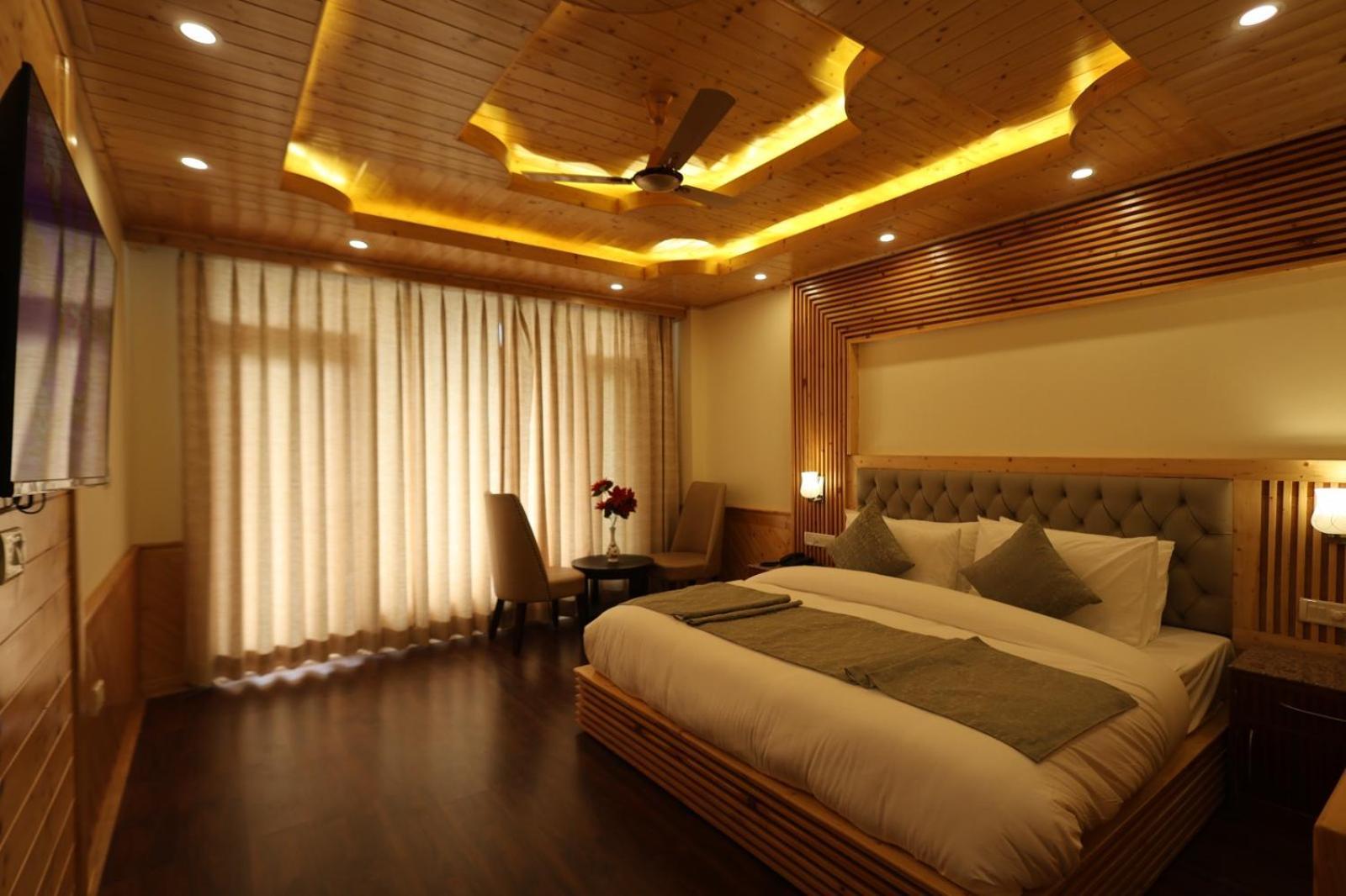 Hotel Calux Golden Woods Manali (Himachal Pradesh)