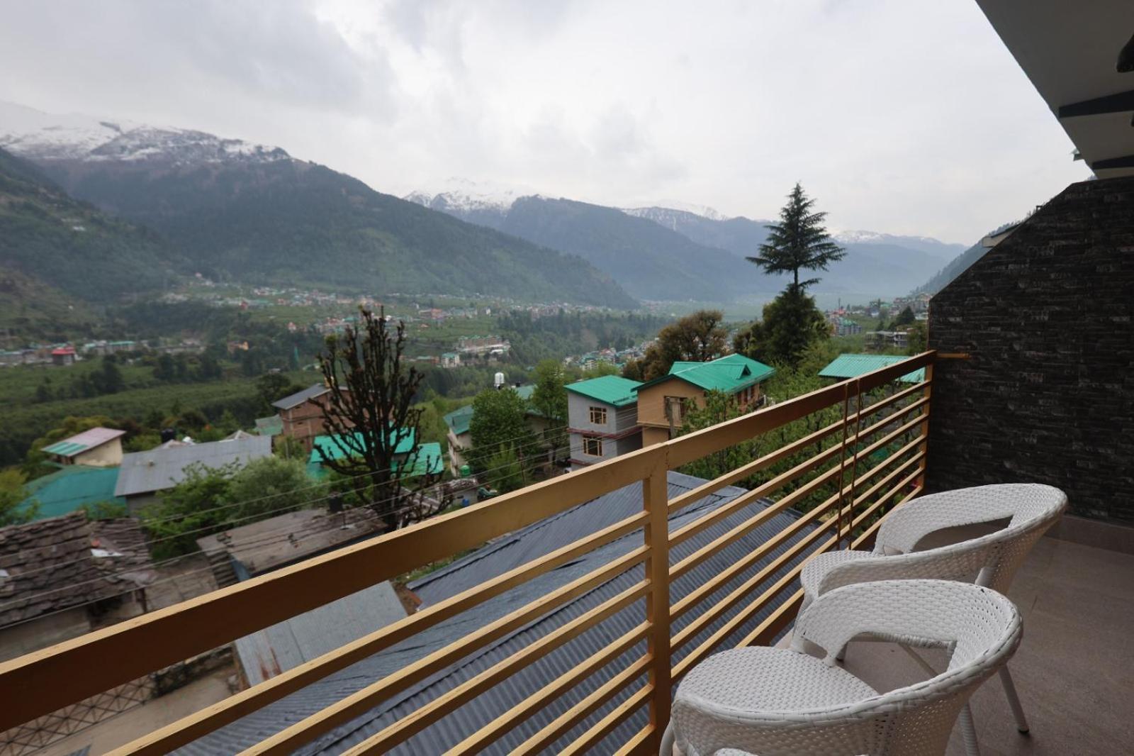 Calux Golden Woods Hotel Manali (Himachal Pradesh)